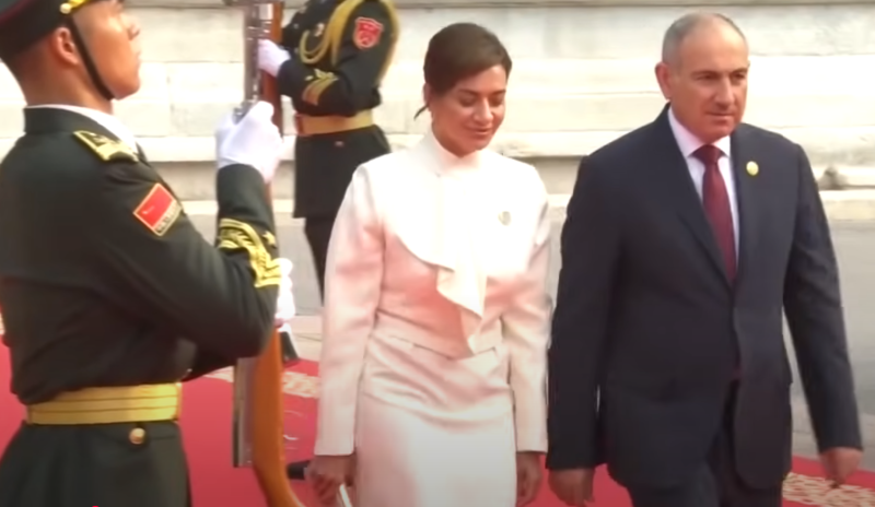 Baş nazir Nikol Paşinyan və xanımı Pekində paradda iştirak ediblər - FOTO